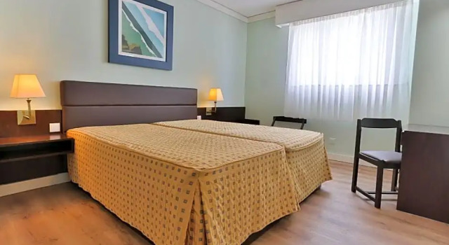 Кровать в общем номере с 2 комнатами с видом на город Hotel Apartamento Solverde