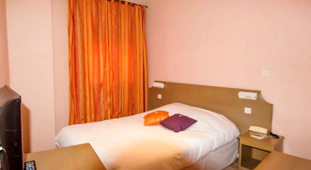 Hôtel Le Réverbère de Vic en Bigorre, Varaa Hotelli Hotellit Hautes-Pyrénées aamiaisella, Aamiainen
