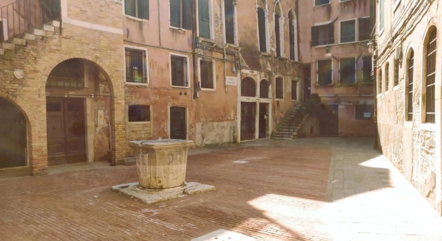 Charming large palazzo in center Venice for up to 9 people, Забронировать Отель Каннареджо Венеция, рядом с Accademia Bridge
