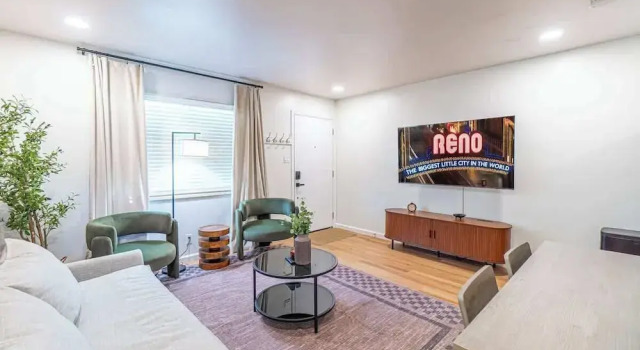 Коттедж Designer Living Pet-friendly UNR 2BR 1BA