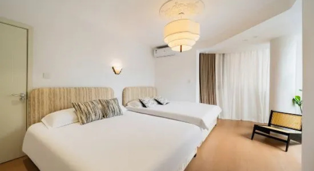 Кровать в общем номере с красивым видом из окна Shanghai Homestay