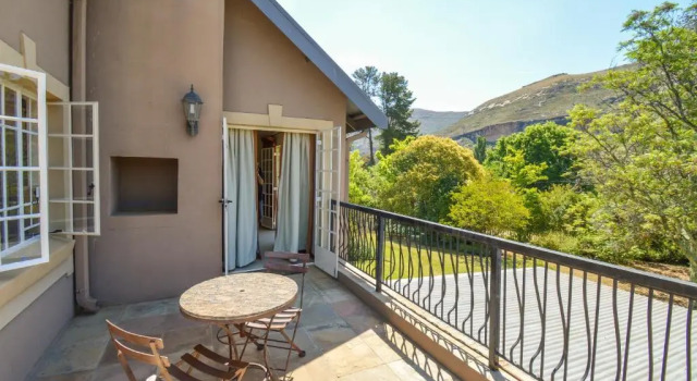 Коттедж с 3 комнатами San Rock Guest House