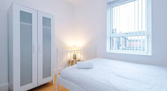 Коттедж Spacious 4-Bed House Manchester