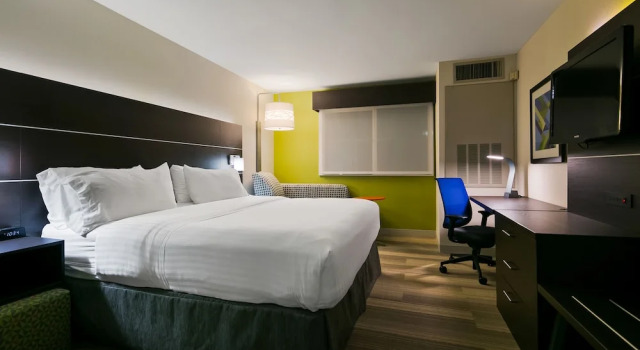 Люкс c 1 комнатой Holiday Inn Express Hotels & Suites Burlington by IHG