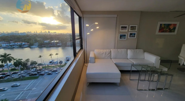 Апартаменты с 3 комнатами с балконом Alexander 1419 3 Bedroom Apts by RedAwning