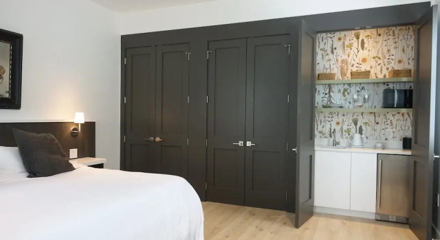 Whitetail Court Hotel