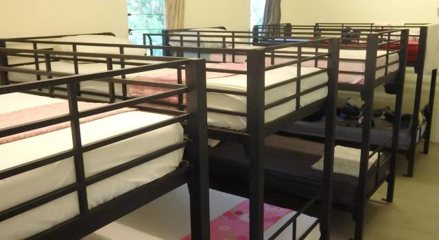 Кровать в общем номере Bluewater Lodge