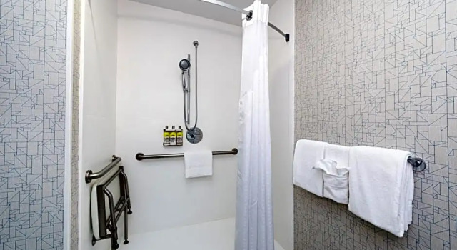 Четырёхместный люкс Holiday Inn Express & Suites Los Angeles Downtown West by IHG