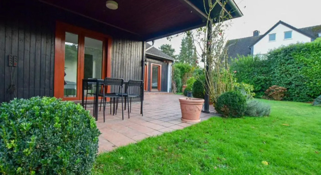Коттедж Tolstov House - 6 Room Villa with Garden - 15 Min Messe DUS & Airport DUS
