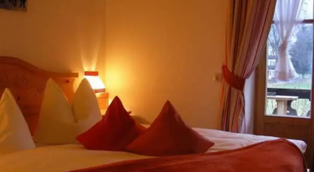 Gasthof Hotel WALTRAUD, Varaa Hotelli Kochel am See Das Blaue Land