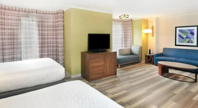 Четырёхместный люкс Holiday Inn Express Hotel & Suites Fishermans Wharf by IHG