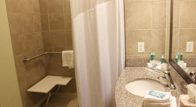 Четырёхместный номер Standard Holiday Inn Express & Suites Lebanon by IHG