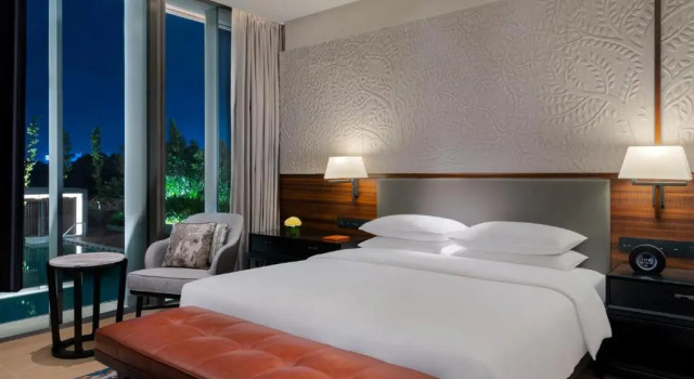 Люкс Royal с видом на бассейн Hyatt Regency Phnom Penh