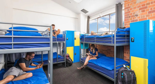 Кровать в общем номере Summer House Brisbane