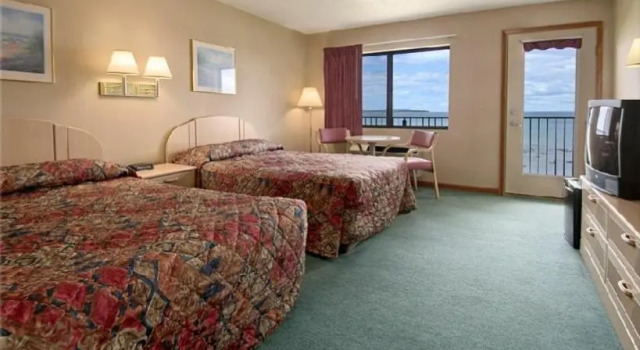 Четырёхместный номер Standard AmericInn by Wyndham Saint Ignace Lakefront