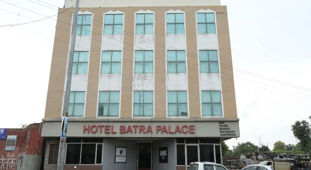 OYO 16647 Hotel Batra Palace, Забронировать Отель Амбала штат Харьяна