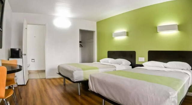 Четырёхместный номер Deluxe Motel 6-Visalia, CA
