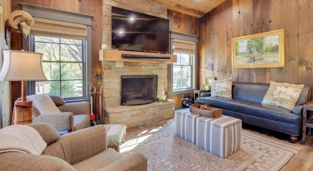 Коттедж Walk to White River: Cozy Escape w/ Screened Porch