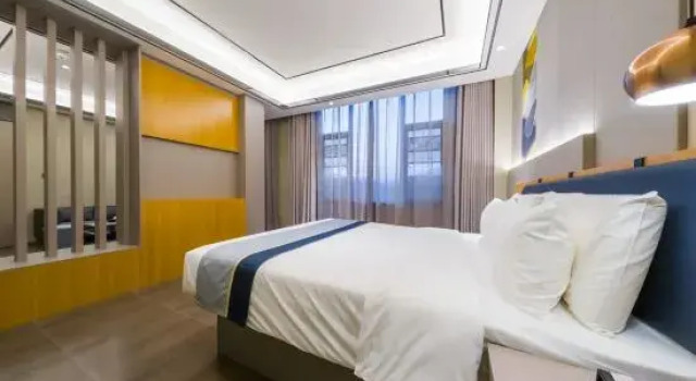Люкс Homeinn Selected Hotel (Chuxiong Lufeng Jinshan Ancient Town)