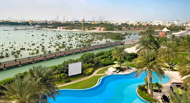 Номер Superior с видом на озеро Mövenpick Hotel Bahrain