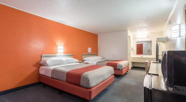 Четырёхместный номер Standard Travelodge by Wyndham Lansing