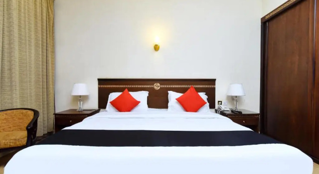 Люкс Capital O 419 Al Safeer Hotel