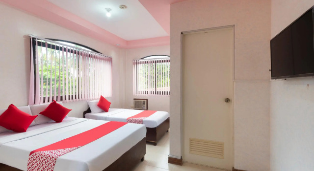 Трёхместный номер Standard RedDoorz at Coco Grove Tourist Inn