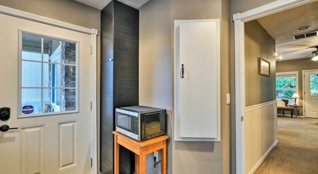 Cute & Cozy PDX Area Townhouse: 31 Mi to Mt. Hood!, Prenota Hotel Boring Stati Uniti