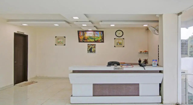 Treebo Trend Amaya Inn Sector 72, Забронировать Отель Нойда штат Уттар-Прадеш
