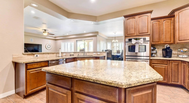 Коттедж Pool, BBQ & Bar: Family Home in Queen Creek