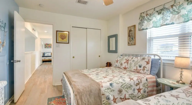 Коттедж с 3 комнатами Pet-friendly Condo w/ Seasonal Pool in Galveston!