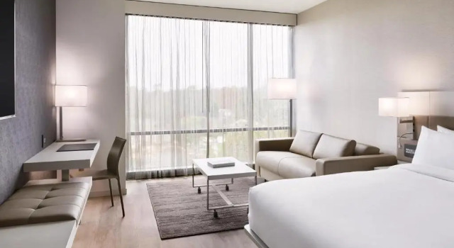 Номер Standard AC Hotel by Marriott Charlotte SouthPark