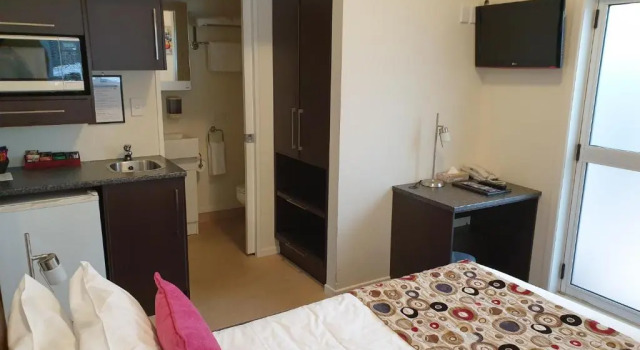 Студия At Eden Park Motel