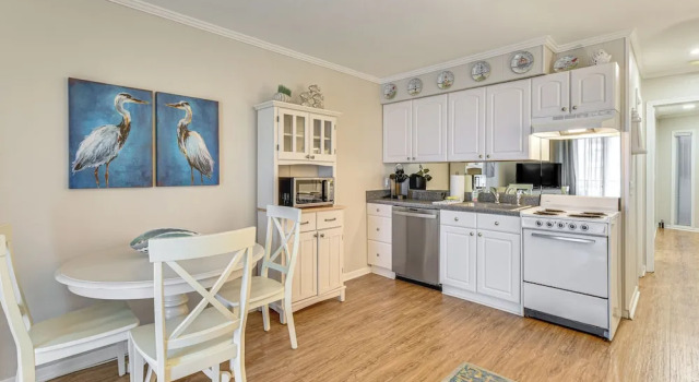 Poolside Bliss, Beach Strolls! Hilton Head Retreat