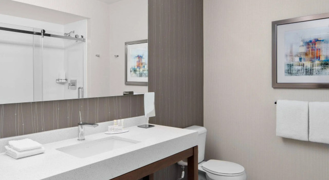 Четырёхместный номер Standard Courtyard by Marriott Edmonton Downtown