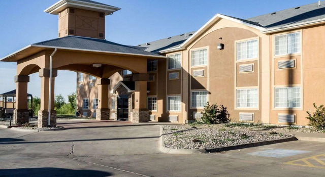 Кровать в общем номере Best Western Emporia Inn