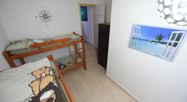 Cama en dormitorio compartido Custo Club