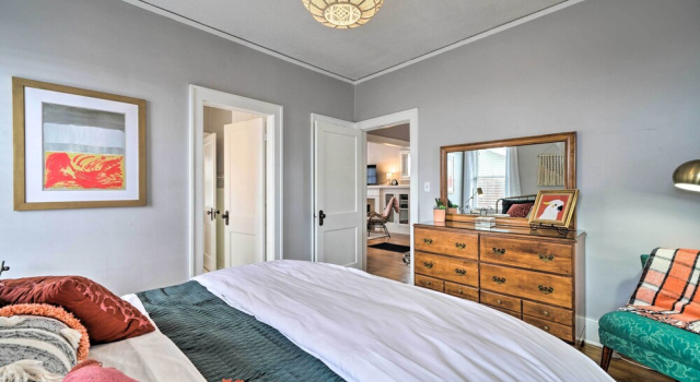 Pet-friendly OKC Home, 3 Miles to Downtown!, Varaa Lomakoti Mökit kohteessa Oklahoma, Mökki