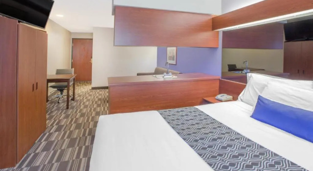 Двухместный люкс Microtel Inn and Suites Manistee