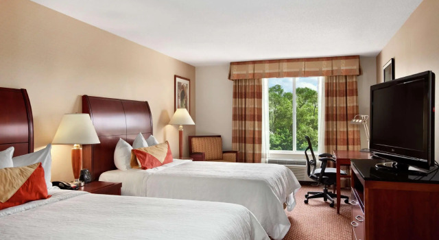 Четырёхместный номер Standard Hilton Garden Inn Oakbrook Terrace
