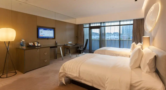 Четырёхместный номер Standard с балконом и с видом на город Le Meridien Qingdao West Coast