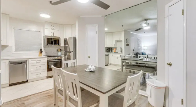 'wright by the Beach': Hilton Head Condo w/ Perks, Забронировать Апартаменты/квартира Апартаменты Хилтон-Хед-Айленд, рядом с Поле для гольфа Robert Trent Jones Course, Апартаменты/квартира