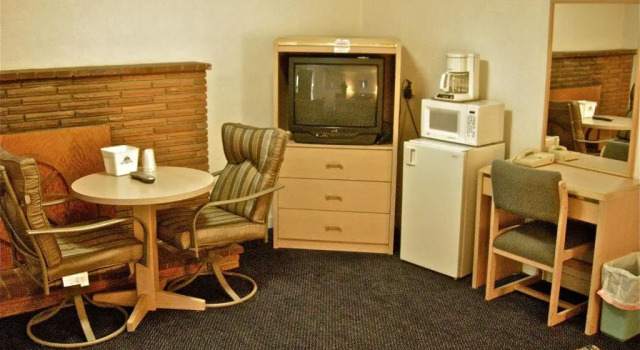 Четырёхместный люкс Hub Motel