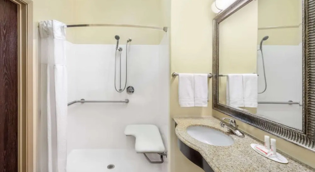 Двухместный номер Accessible Super 8 by Wyndham Hidalgo/McAllen Area