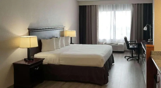 Люкс Country Inn & Suites by Radisson, Tallahassee-University Area, FL