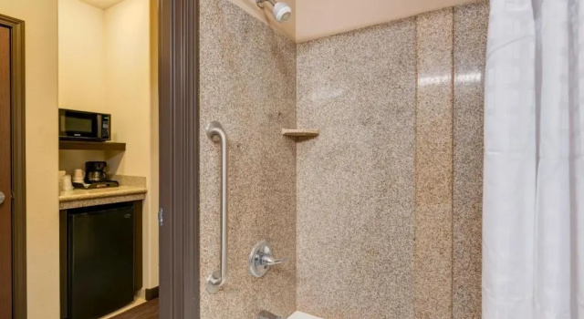Четырёхместный номер Standard Grand Vista Hotel Parachute