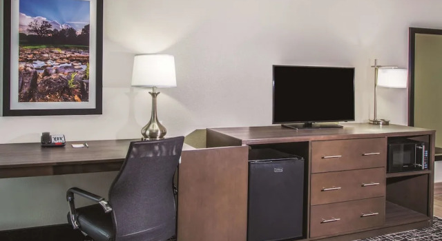 Четырёхместный номер Deluxe La Quinta Inn & Suites by Wyndham Enid