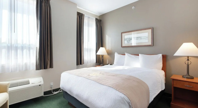 Двухместный люкс c 1 комнатой Lakeview Inns & Suites - Okotoks