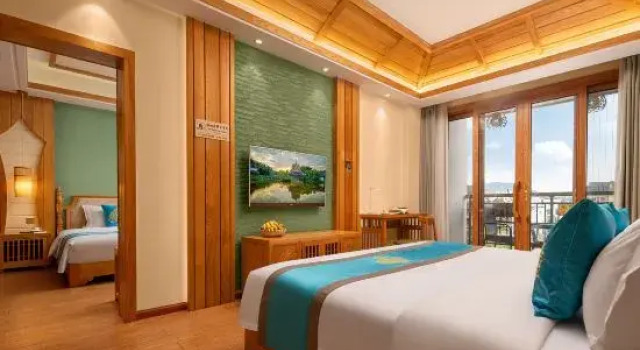 Семейный люкс с 2 комнатами с балконом и с видом на горы Yunmeiting Hotel