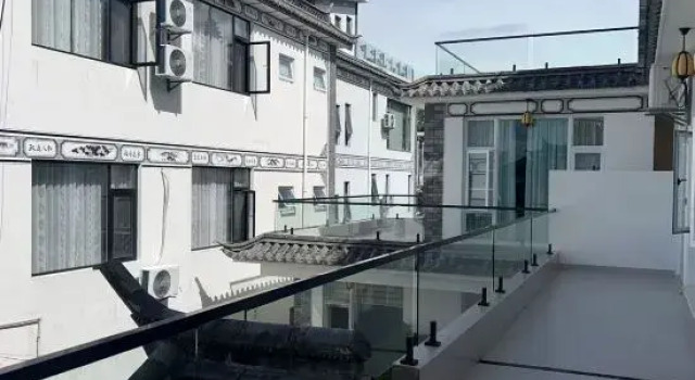 There is a house · Respectful of the Holy Wind Lily Residence, Prenota Hotel Hotel a Dali con parcheggio, Parcheggio